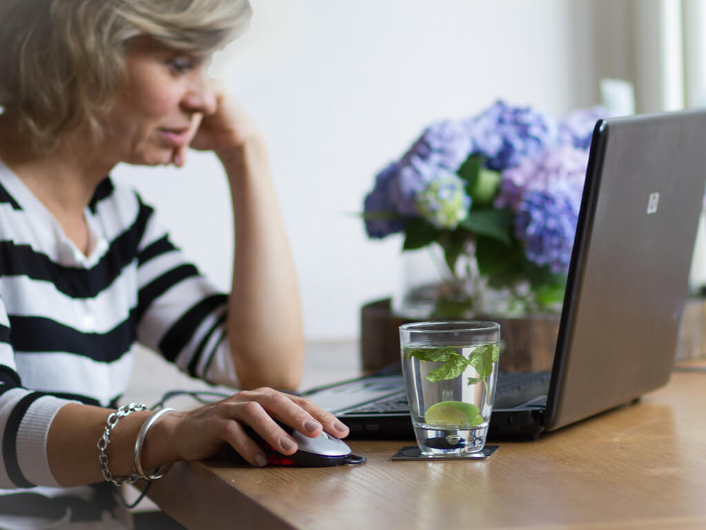 Buffalo – AL Insurance (1) A woman searching for Medicare Health Insurance in Alabama